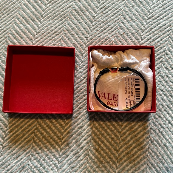 BNWT Valentino Garavani Black Leather Bracelet with Gold Logo Charm - Picture 7 of 8